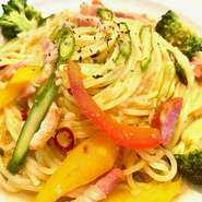 彩りの良い野菜を使用したシンプルなペペロンチーノ。
当店の生パスタの味が楽しめる一皿です♪