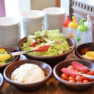 パスタに合わせる合わせる野菜はその相性から、同じ野菜を使用しています。そのため旬の時期はもちろん、鮮度が大切なため毎日、市場から直接仕入れています。シャキシャキのサラダバーもぜひお試し下さい。