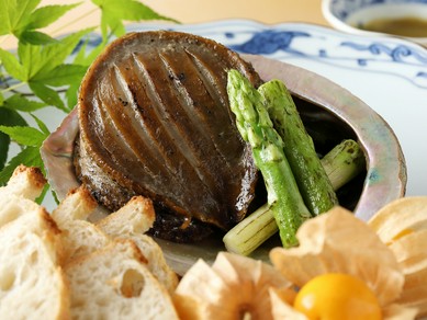 超特大サイズの鮑は旨味と弾力ある食感が格別です!『黒鮑のステーキ肝ソース』