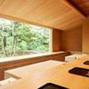 旬の富山の食材をふんだんに使った御料理とお酒、設え、器、酒器など細部までこだわりぬいた和の上質な空間で記憶に残る幸せなひと時を過ごしていただけますと幸いにございます。