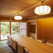 完全個室を設けております。

旬の富山の食材をふんだんに使った御料理とお酒、設え、器、酒器など細部までこだわりぬいた和の上質な空間で記憶に残る幸せなひと時を過ごしていただけますと幸いにございます。