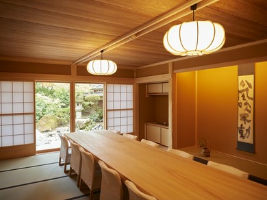 総合芸術でお迎えする日本料理屋