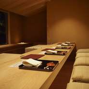 上質な和の空間で、目の前に整えられた庭園を眺めながら、旬の最高の食材で仕立てた日本料理を召し上がっていただけます。富山にこだわりぬいた御料理、お酒でお二人の記憶に残るひと時をお過ごしください。