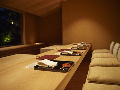 夜の庭園を眺めながら旬の最高の日本料理を