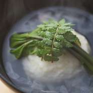 旬の富山の食材にこだわり、京都、金沢で修業した主人が仕立てる最高の日本料理を上質な和の空間で味わっていただきたく日々励んでおります。