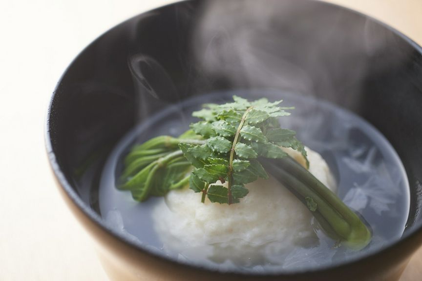 こだわりの素材でひいた出汁が絶品『煮物椀』