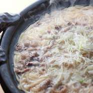 大自然をたくましく生き抜いた熊肉を富山は氷見の名物氷見うどんで熱々の土鍋仕立てにしました。力が漲る逸品です。