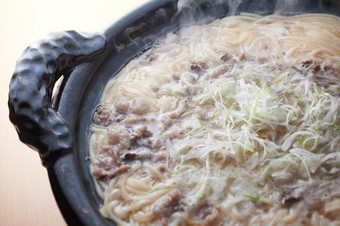 冬のスペシャリテ　月の輪熊の土鍋氷見うどん
