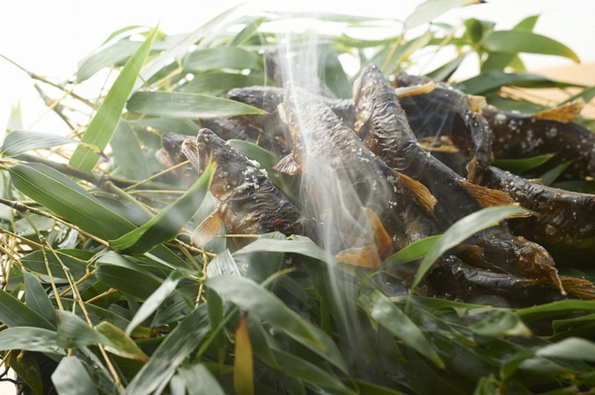 頭から骨まで丸ごと食べられる『神通川、天然鮎炭火焼き』