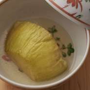 夏野菜の代表格、丸茄子です。片栗粉をはたき油で揚げてお出汁で煮含めました。とろける食感に深みをまとったお味をご堪能ください。