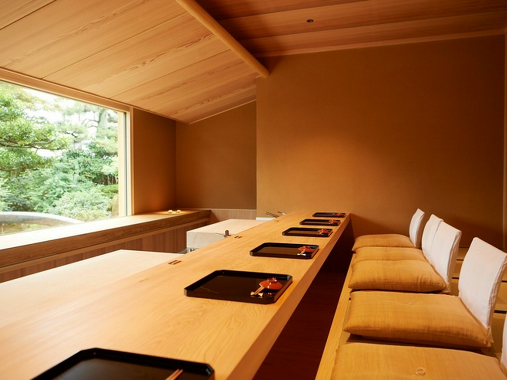 目の前で調理風景が見えるカウンター