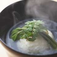 香深昆布とカンナでけずった削りたての本枯節でひいた一番出汁が絶品です。「富山は美味しいものがたくさんありますが、料理人としてはきちんととった出汁を美味しいと言われるのがやはり嬉しい。」とは藤井氏の弁。