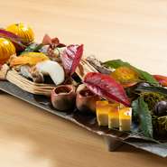 必要なことは一つも省かず、いつも全力を尽くした料理でもてなしてくれます。食材に向き合い、どれだけ手間をかけられるか、食材を大切に扱えるか、お客様に誠実に向き合えるか、常に心に留めています。