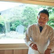 主人の手元を眺め、目の前一面に広がる庭園を眺め、目の前で仕立てられた御料理に舌鼓。満寿泉の豪華ラインナップのペアリングも楽しめます。