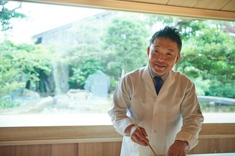 カウンターで手元を眺め、主人と語らいながら過ごす楽しいひと時