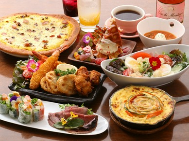 目にも鮮やかな大皿料理に、フォトジェニックなデザート付き