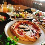 選べる前菜、シェアするピッツァ、お魚料理、お肉料理、ドルチェ、食後の飲み物がついて税込4000円にてご用意しております。ご予算に応じてグレードアップなどの変更も承っております。お気軽にお問い合わせ下さい。