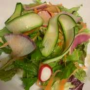 当店特製ドレッシングをかけたサラダです。