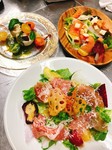 オリーブオイル、塩、コショウで味付け。生ハムを引き立たせます。