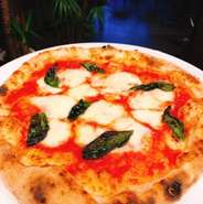 数種類の粉を独自にブレンドし、長時間発酵。手づくりのピザ生地に、厳選チーズをトッピングしたナポリ風本格ピッツァです。高温の窯で焼くことで外はサクッと中はもっちり。程よいサイズでシェアするにもよし。