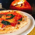 トマトソース、にんにく、バジル、オレガノ、ケッパー、アンチョビ、オリーブ