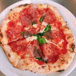 モッツァレラとサラミの
トマトソースベースのピザ