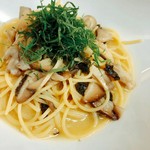 しめじ、まいたけ、しいたけ、エリンギの4種のキノコたっぷりのパスタです。