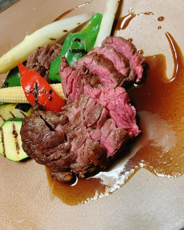 スタッフイチオシ!お肉料理なら特選牛カイノミのロースト