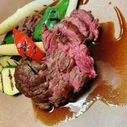 ジューシーに焼き上げた牛肉を薄く切った、シンプルな味わい。それでいて食べ応え、肉々しさはダントツ。さっぱりとしていて、ワインと相性抜群です。美しい見た目に気分は上がる一皿。
