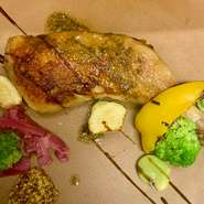 油の中でじっくり低温調理された鶏肉はしっとりやわらか。