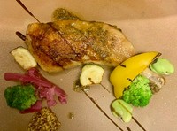 油の中でじっくり低温調理された鶏肉はしっとりやわらか。