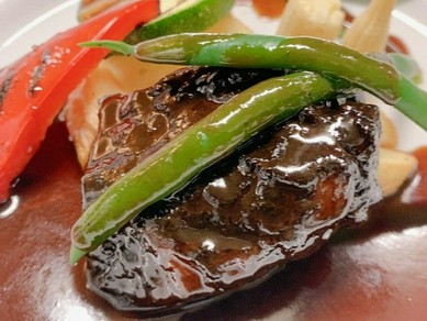 スタッフイチオシ!お肉料理なら特選牛肉のソテー
