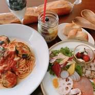 ランチは、サラダオードブル、ドルチェ、ドリンク付き。(パスタはパン付）メイン料理はピッツァ、パスタからお選びできます。