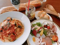ランチは、サラダオードブル、ドルチェ、ドリンク付き。(パスタはパン付）メイン料理はピッツァ、パスタからお選びできます。