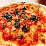 トマトソース、アンチョビ、オリーブ、バジル、オレガノ、ケッパー、にんにく