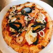 イカ・エビ・ホタテ・ムール貝・サーモンがのった具だくさんのピッツァ