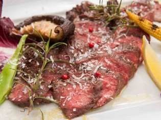 ワイン片手に味わいたい『特選牛肉のタリアータ』