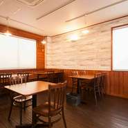 あたたかな雰囲気の店内には、広めのテーブルを完備。子どもも一緒にゆっくりと食事ができる空間です。本格イタリアンを気軽に味わえるランチメニューも人気。自宅のようにのんびりと過ごしてみてはいかがでしょう。