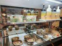 チーズケーキ￥500、ガトーショコラ￥500、特製生チョコ￥500、その他にドレッシング1本￥600、2本1000なども！レジ横冷蔵ショーケースにご用意しております。お立ち寄りついでのお買い物も大歓迎です！