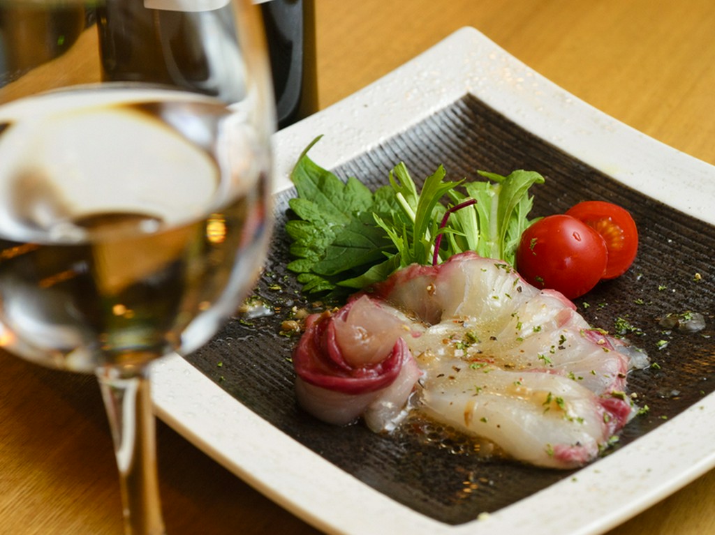 店長の目利きで厳選した旬魚を使用。魚ごとにソースを変えた『新鮮魚介のカルパッチョ』