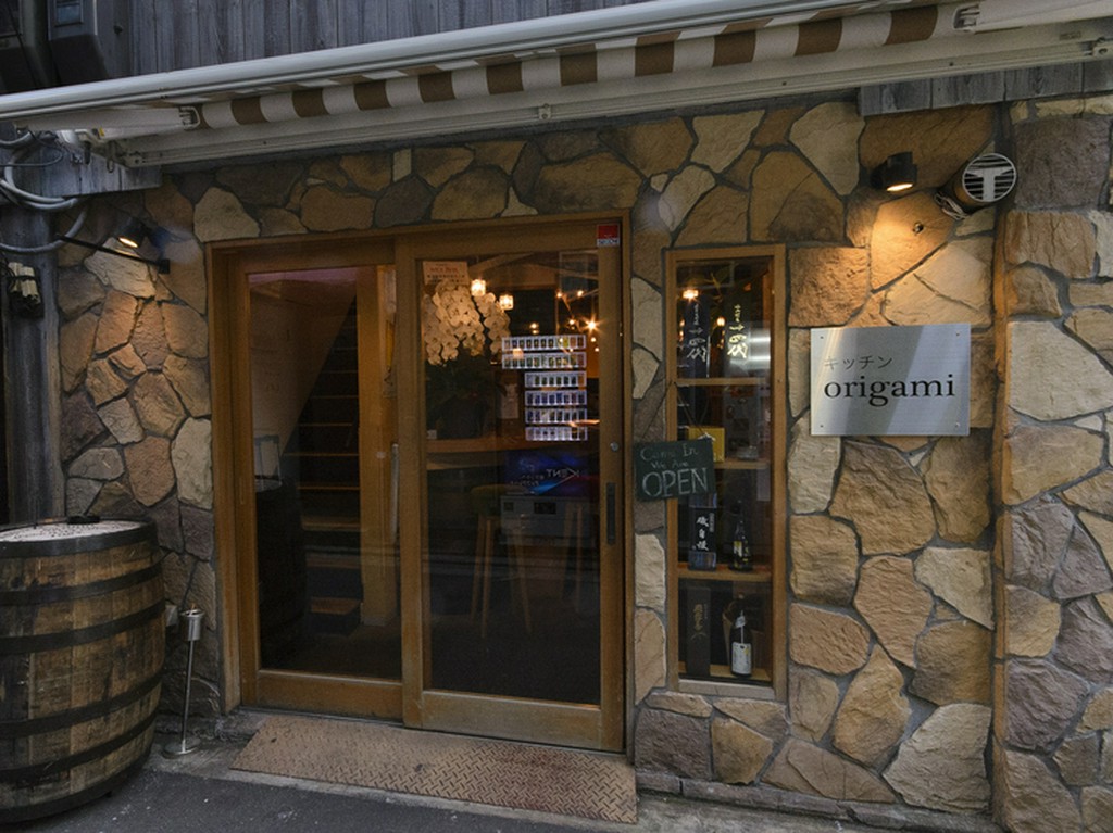 河原町駅からのアクセスのよさも魅力。石貼りの外観が目印