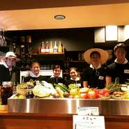 コンセプトは「農家の台所」私たちスタッフは勿論！お野菜たちも笑顔、元気で新鮮！
京都にこんなおいしいお野菜があることを皆様にお届けしたいと思っております！
新鮮な京都農家のお野菜を是非ご賞味下さい