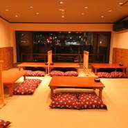 京都鴨川の四季を一望できる京都でも数少ない特別なお席をご用意　川床に比べ気温や天候や季節に左右されない、落ち着きある空間でお食事頂けます^^
お座敷は4名席が全6席、最大30名様までOK
2名様～ご利用頂けます