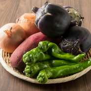 「万願寺とうがらし」や「賀茂茄子」など、京野菜を楽しめるのもお店の醍醐味。観光で訪れた際の心強い味方となってくれる一軒です。京都ならではの味わいに、舌鼓を打ってみませんか。