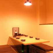 店内座席はすべて個室席。家族での会食や友人との飲み会、観光で訪れた方の食事まで、さまざまなシーンに対応してくれます。プライベートな空間の中、ゆったりと食事を満喫してみてはいかがでしょう。