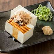 京都の水で作られた豆富を、シンプルに醤油でどうぞ。