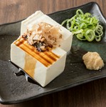 京都の水で作られた豆富を、シンプルに醤油でどうぞ。