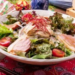 京都名物の湯葉と合鴨を使ったさっぱりサラダ。