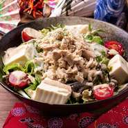 京豆腐をふんだんに使った京甚兵衛特製和風サラダ。