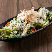 京都名物のとろける湯葉とじゃこをふんだんに使ったサラダ。